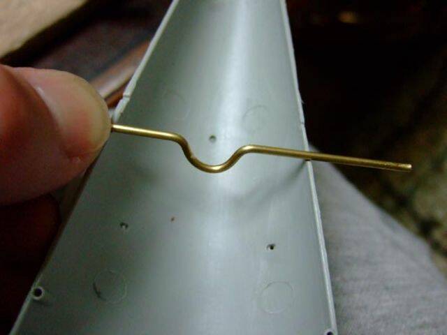 艦尾潛降舵部位-先折出一個半圓出來-順便將2邊的長度作記號-以便剪斷多於的部份